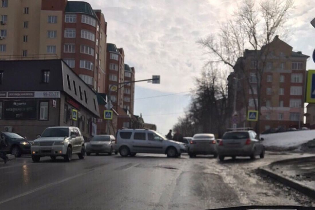 «Любитель проскочить не проскочил». В центре Пензы «ВАЗ» влетел в иномарку