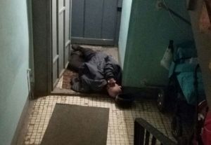 Пензенцы увидели лежащего в подъезде мужчину в форме и возмутились. Фото