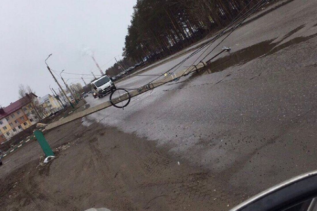 В пензенском микрорайоне Шуист на дорогу упал бетонный столб