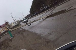 В пензенском микрорайоне Шуист на дорогу упал бетонный столб