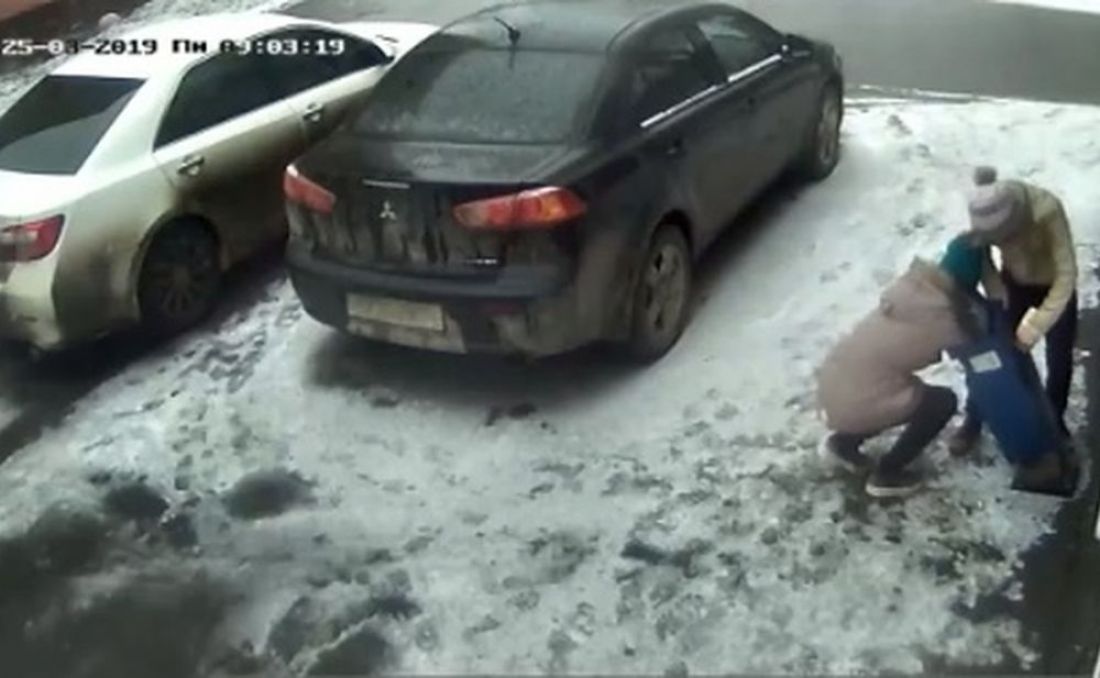 В соцсетях обсуждают видео с пензенскими школьницами, копавшимися в урне в поисках «бычка»