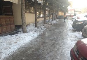 Владельцы гостиницы в центре Пензы рискуют здоровьем прохожих и постояльцев. Видео
