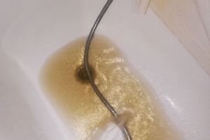 Жители Спутника жалуются на ржавую воду из крана