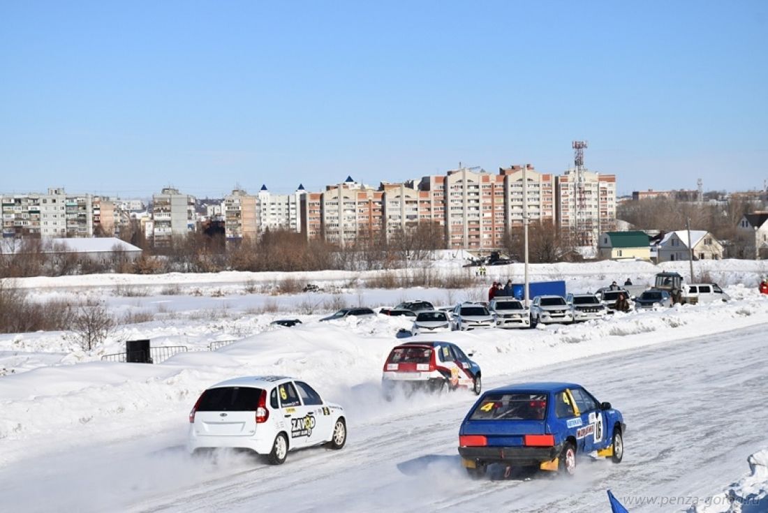 В Пензе за победу в трековых автогонках борются представители четырех регионов
