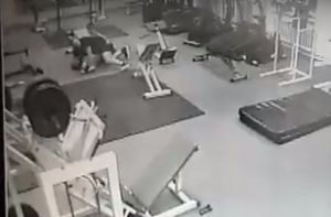 На видео попала жесткая драка в пензенском спортзале