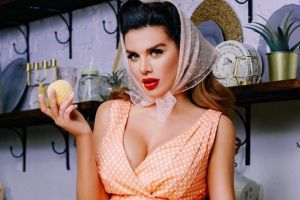 «Горячая штучка». Анна Седокова показала поклонникам слишком откровенное фото в купальнике