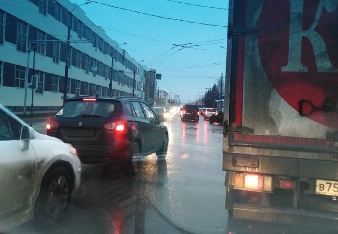 «Тягач не вписался в поворот». Пензенцы обсуждают причину пробки в сторону Терновки