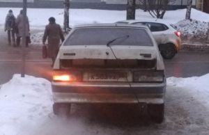 Пензенский автохам заехал через один переход на тротуар и выехал через другой. Фото
