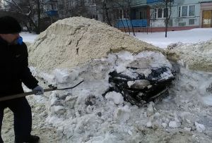 «Тракторист не экстрасенс». В Пензе снегоуборочная техника повредила припаркованный автомобиль