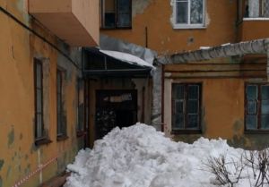 В Пензе коммунальщики завалили снегом выход из подъезда