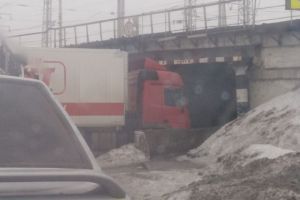Очередная фура влетела в ограждение под железнодорожным переездом в Пензе