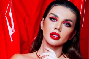 Анна Седокова рассмешила поклонников фотографией со вторым подбородком
