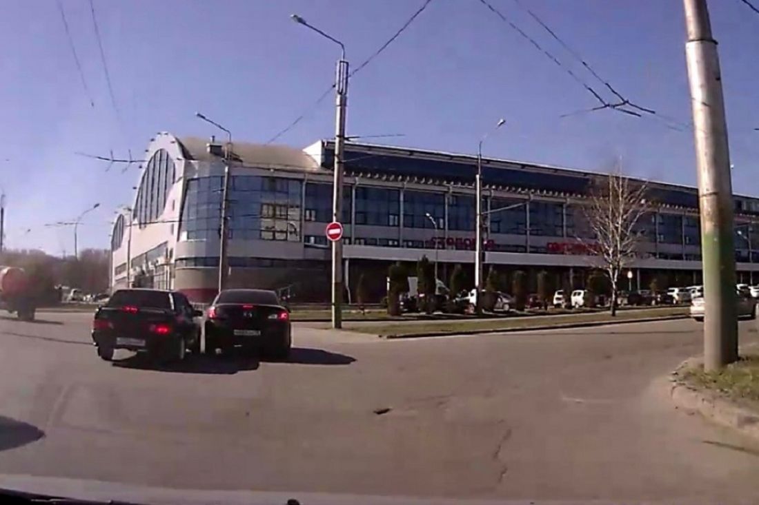 На видео попало столкновение «ВАЗа» и иномарки на проспекте Строителей в Пензе