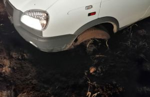 В Пензе машины «скорой помощи» около двух часов вытягивали из грязевой ловушки. Фото