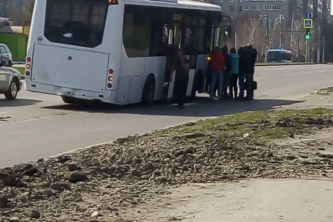 В Пензе городской автобус сломался и чуть не перевернулся. Фото