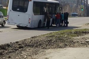 В Пензе городской автобус сломался и чуть не перевернулся. Фото