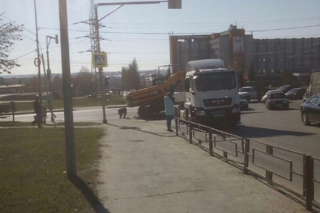 «Жесть!» На Окружной в Пензе с прицепа фуры слетел экскаватор