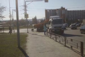 «Жесть!» На Окружной в Пензе с прицепа фуры слетел экскаватор