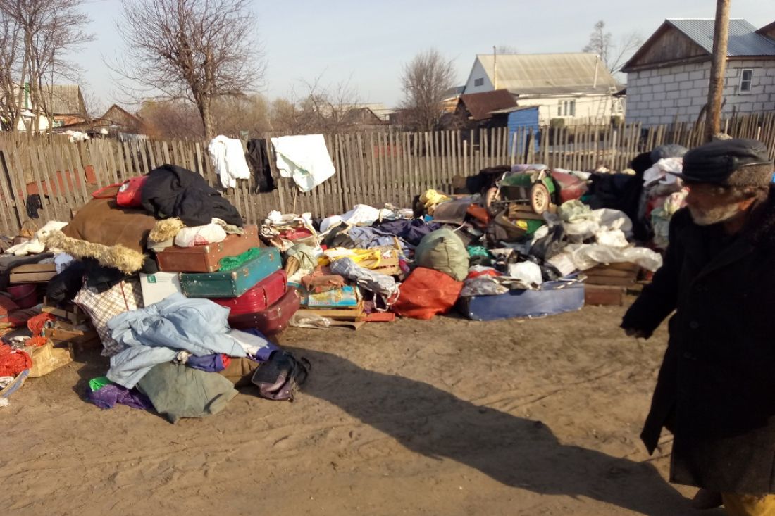 В Пензенской области городской сумасшедший убрался в доме и завалил хламом улицу