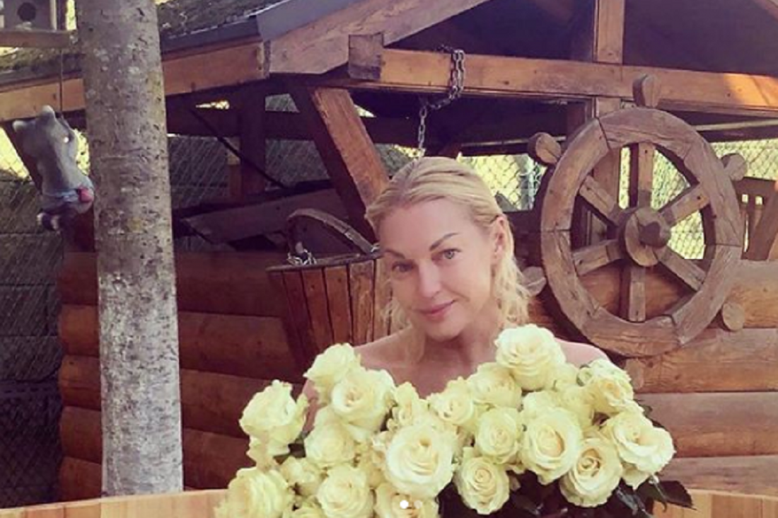 Анастасия Волочкова выложила фото без макияжа и без одежды