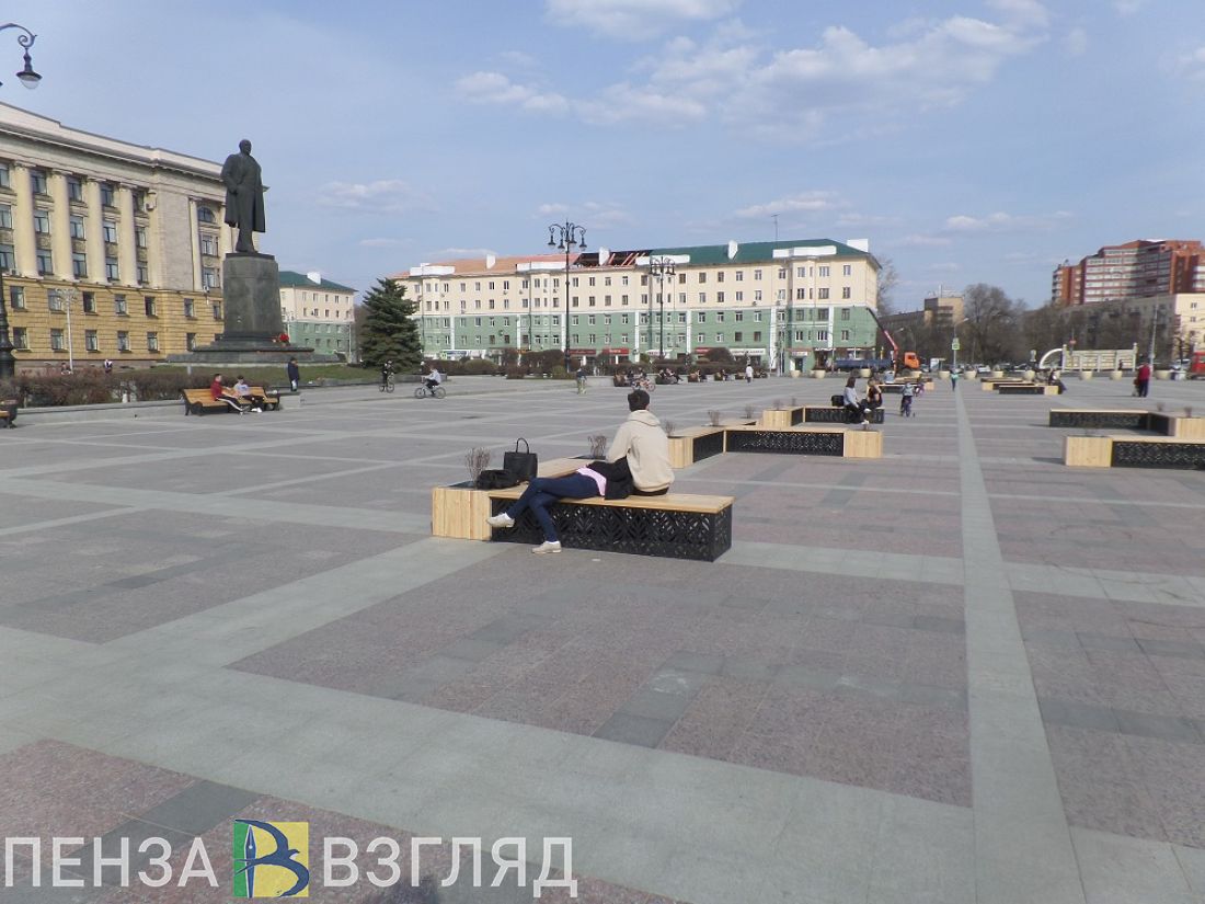 На площади Ленина появился сидячий партер и зеленая зона. Фоторепортаж