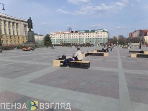 На площади Ленина появился сидячий партер и зеленая зона. Фоторепортаж