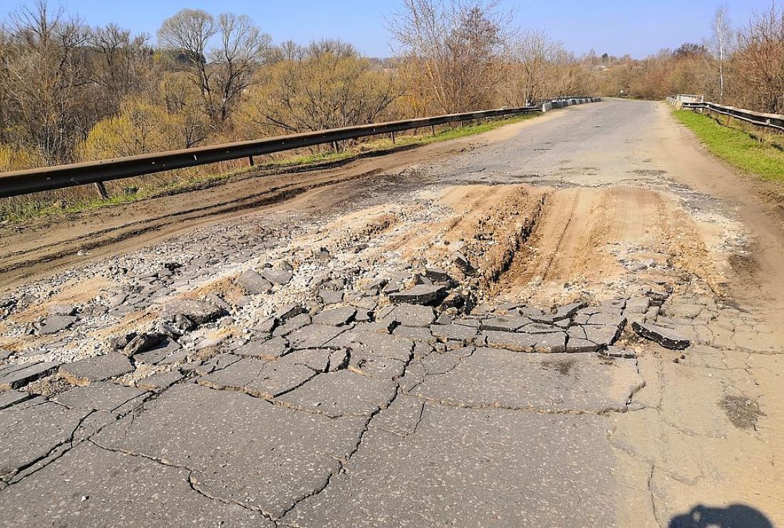 «Будто война началась». В Пензенской области большегрузы разрушают отремонтированную дорогу. Фото