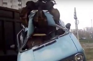 Брутальную утилизацию «копейки» в пензенском дворе сняли на видео