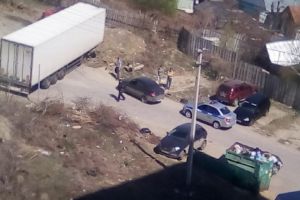 В Пензе дорогу автомобилям заблокировала вставшая поперек нее фура
