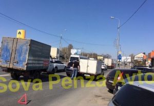 На улице Измайлова в Пензе в аварию попал коммерческий автомобиль
