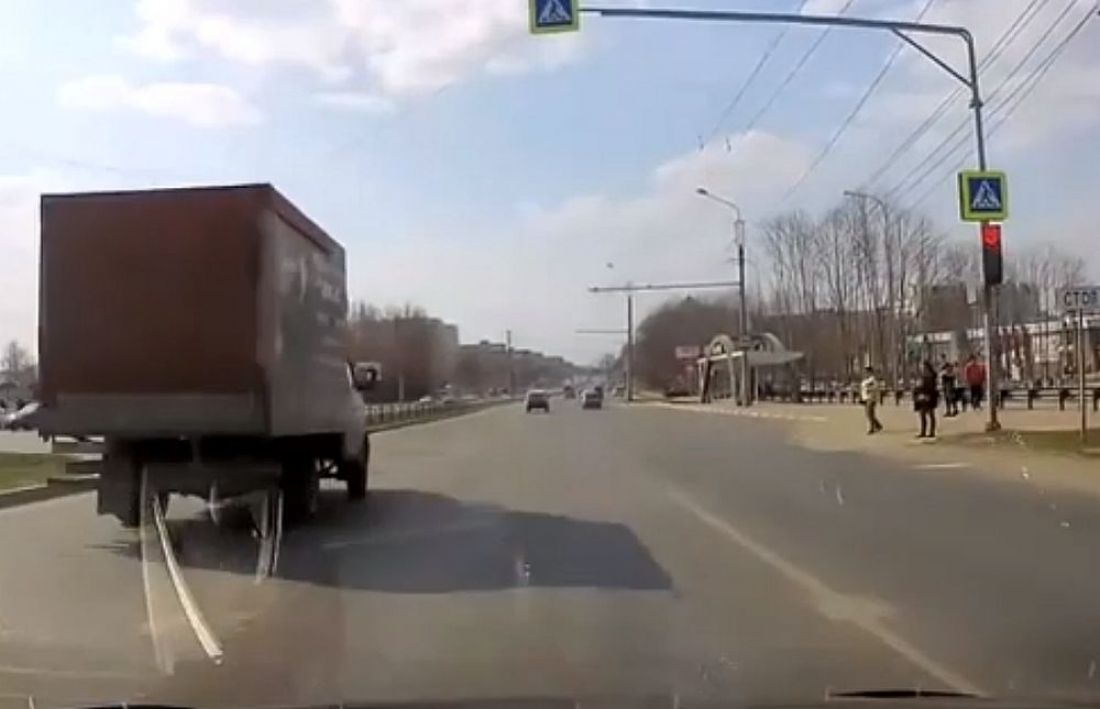Водитель фургона промчался на «красный» как ужаленный. Видео
