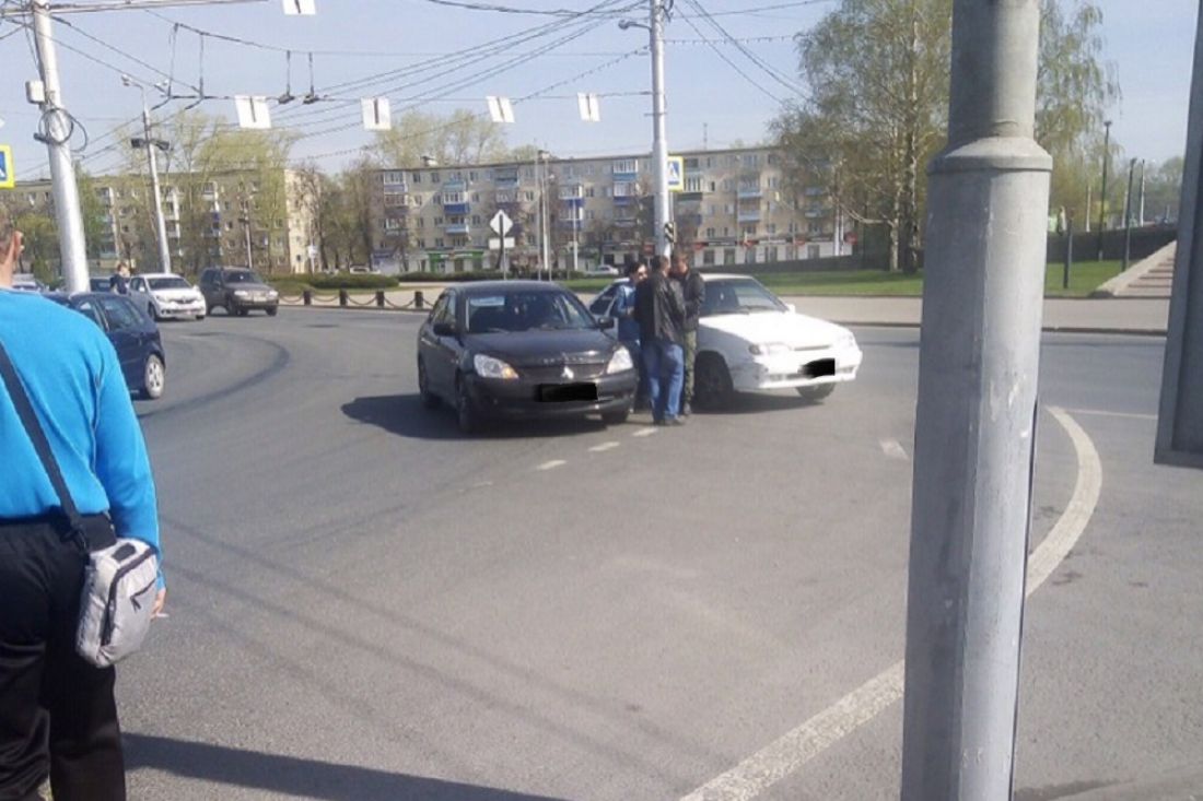 Рядом с памятником Победы в Пензе две легковушки попали в нелепое ДТП