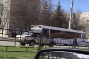 Безумие и отвага. В Пензе водитель, не смущаясь, ехал навстречу потоку машин. Видео
