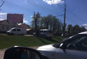 «Неудачно развернулся». В Пензе автомобиль слетел с дороги и застрял между деревьями