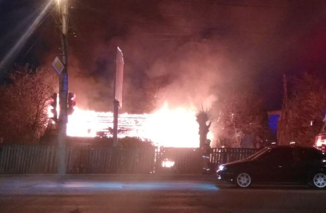 В Сети опубликовано видео пылающего в Пензе дома
