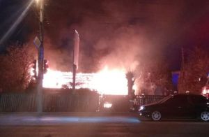 В Сети опубликовано видео пылающего в Пензе дома