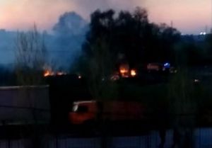 «Устроили пожар и смотались». В городе Спутник под Пензой бушует «шашлычный» огонь. Видео