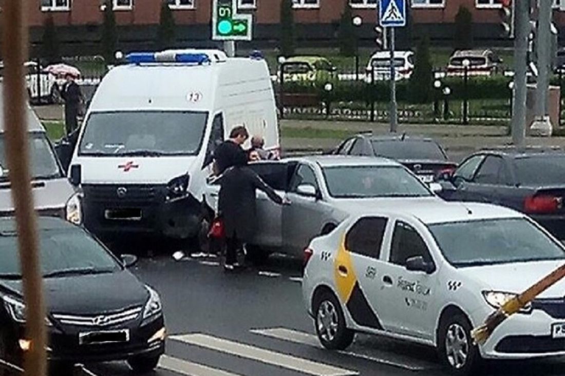 В центре Пензы «скорая помощь» столкнулась с иномаркой