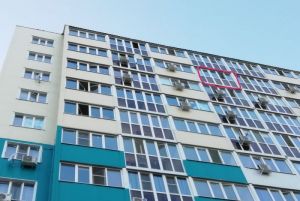 В городе Спутник в прохожих с большой высоты метали водяные «снаряды»