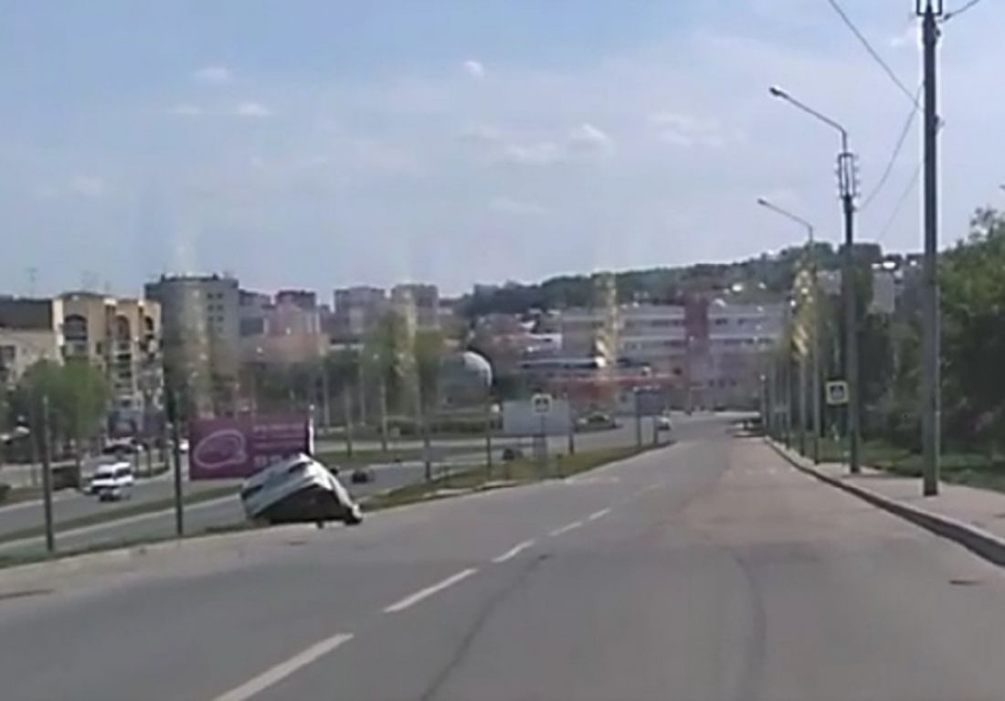 В Пензе у «Глобуса» легковушка улетела с дороги