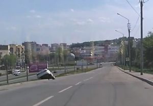 В Пензе у «Глобуса» легковушка улетела с дороги