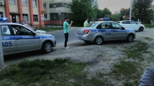 «Уходил от погони». В Пензе автомобиль покорежился, влетев в строение