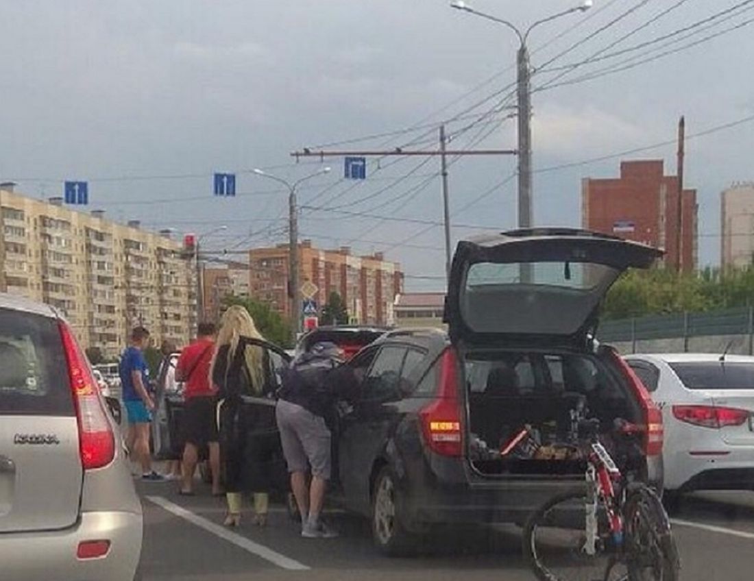 В Спутнике из-за ДТП с тремя машинами скапливается пробка