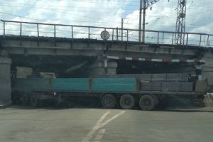 «КамАЗ» в стене». На Бакунинском мосту в Пензе произошла очередная авария. Фото