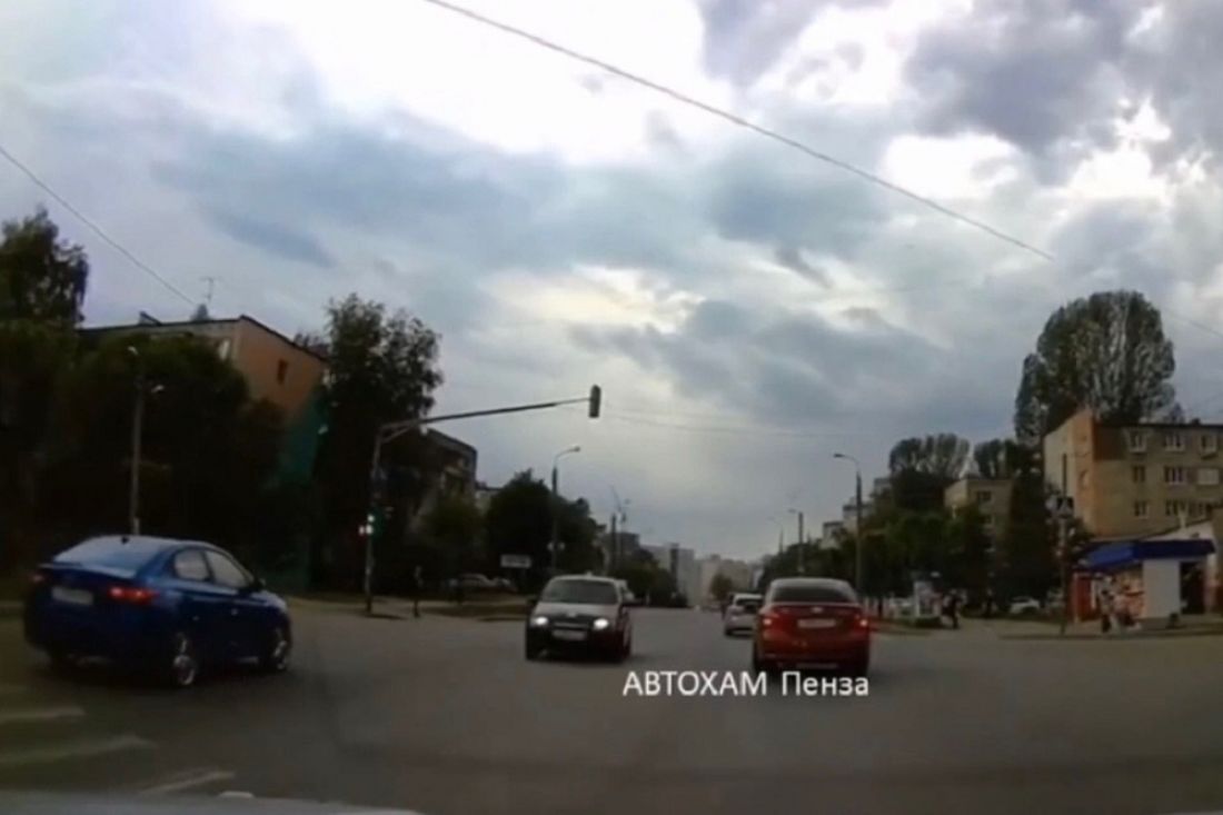 «Даже в GTA себе такого не позволял». В Пензе автохам лихо колесил по «встречке»
