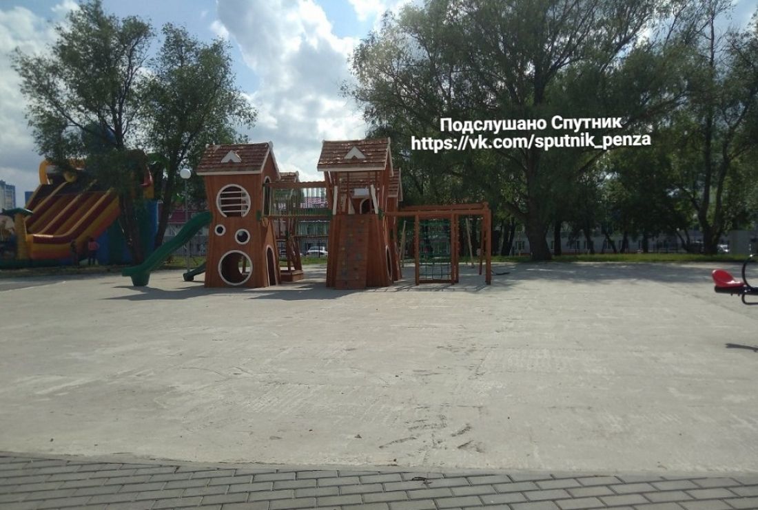 На детской площадке в Спутнике ребенок получил перелом позвонка