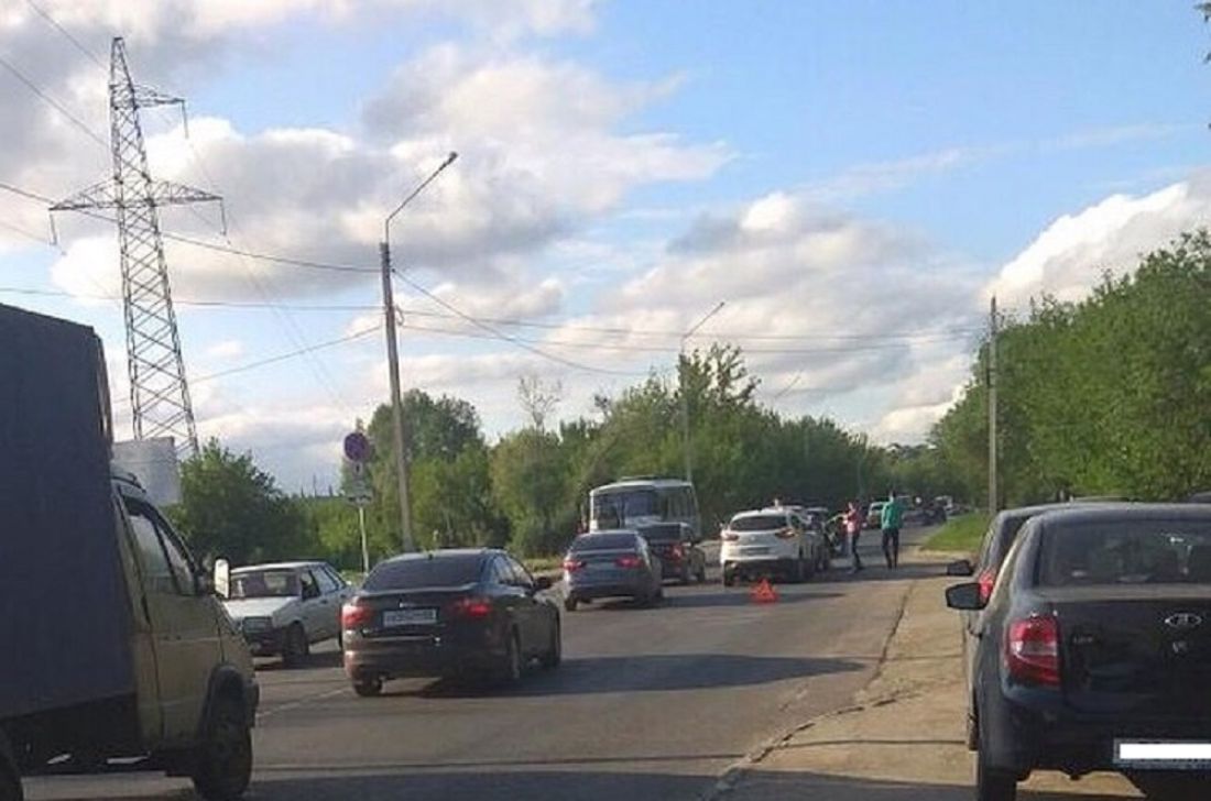 Устроившие ДТП легковушки спровоцировали пробку в пензенском микрорайоне Север