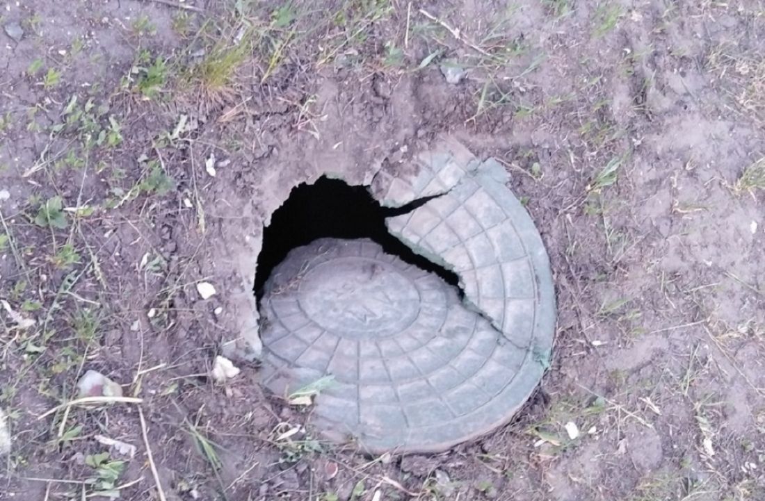 Пензенцы удивились, увидев разломленную на части крышку люка