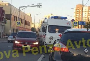 В Пензе иномарка и «скорая» не поделили дорогу