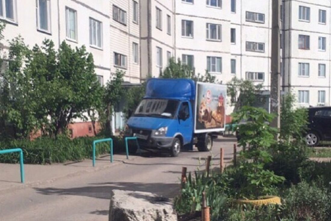 «ГАЗель» решила оседлать стойку». ДТП в пензенской Терновке спровоцировало пробку